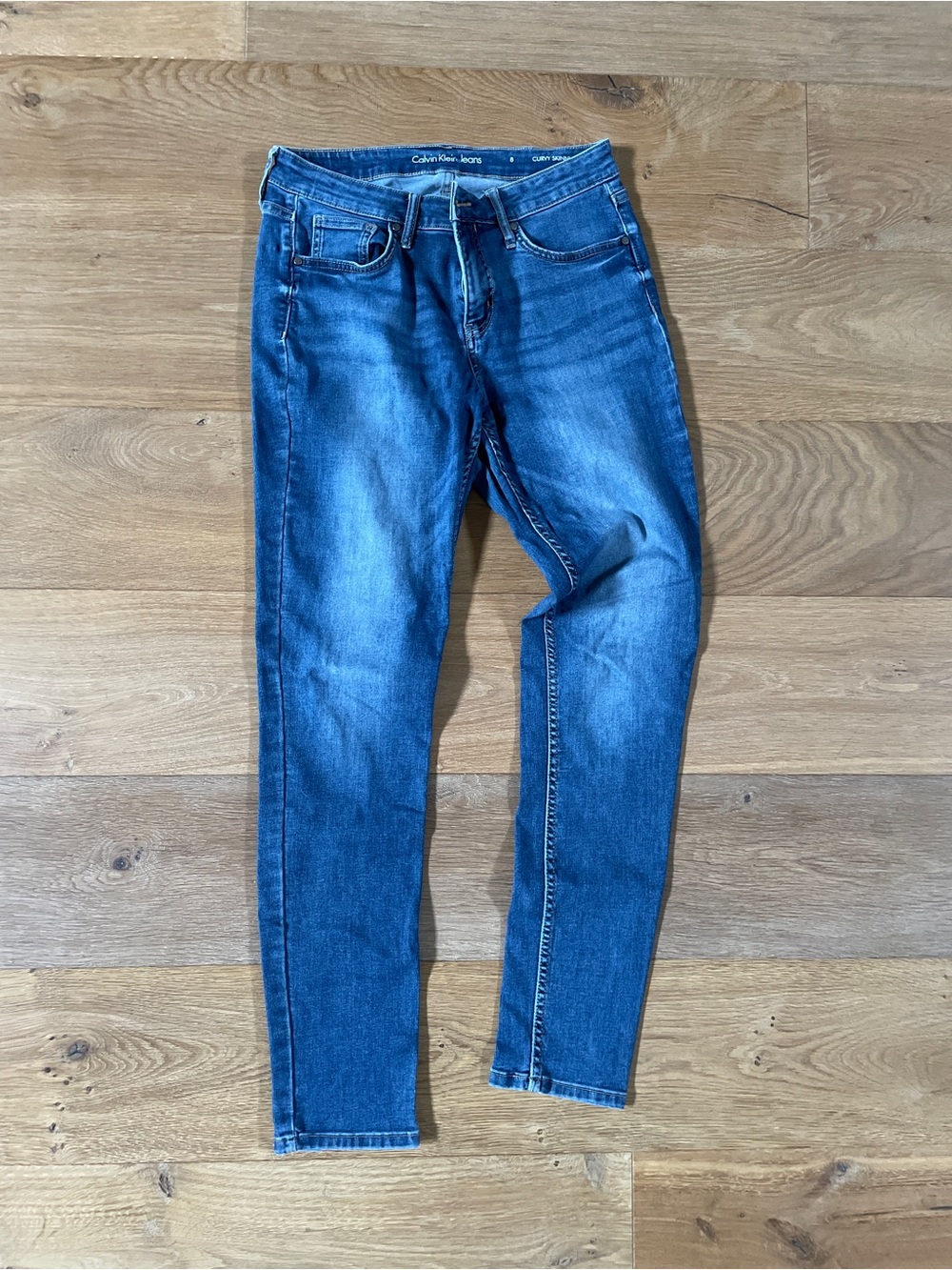 Calvin Klein women’s Size 8 Skinny Jeans in Medium Blue Wash